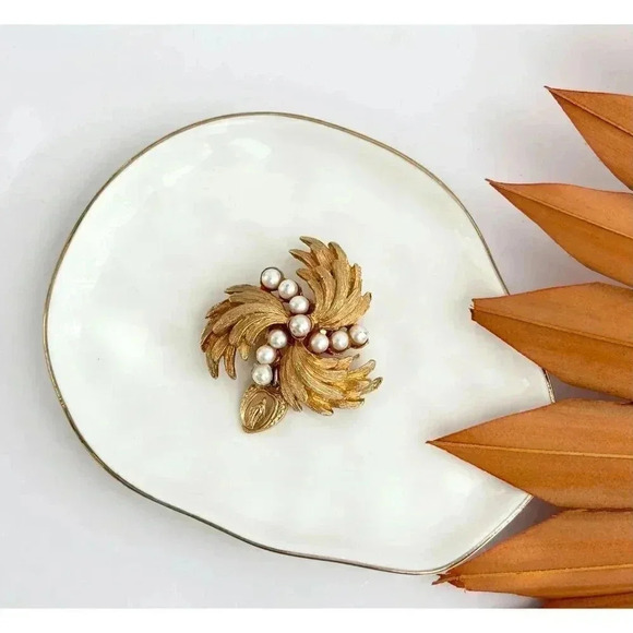 Vintage Gold Tone Leaf & Faux Pearl Pinwheel Brooch - Picture 8 of 8